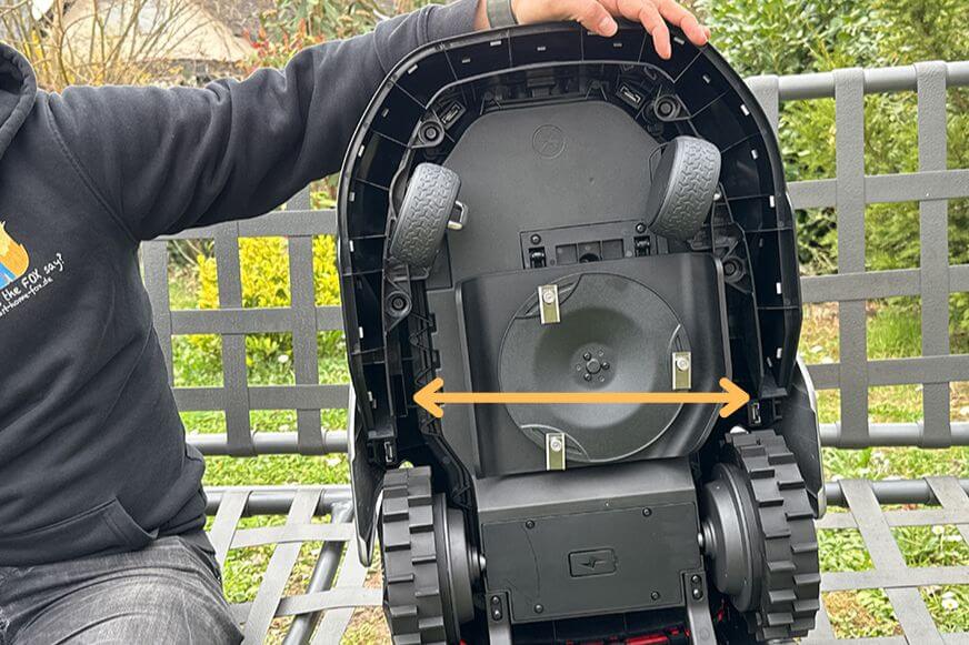 Dreame A2 1200 Mähroboter beim Kantenschnitt mit verschobenem Mähwerk entlang einer Rasenbegrenzung